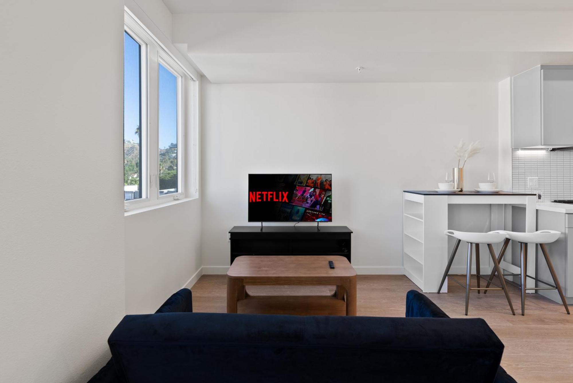 Bright Studio On Sunset Blvd, Free Parking, Gym, And Pool Лос-Анджелес Экстерьер фото